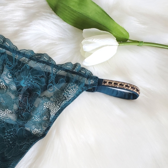 Victoria's Secret Very Sexy Lace Shine Thong Size S - Picture 4 of 6